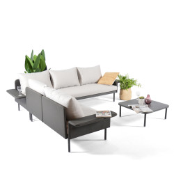 Salon d'angle de jardin avec table basse