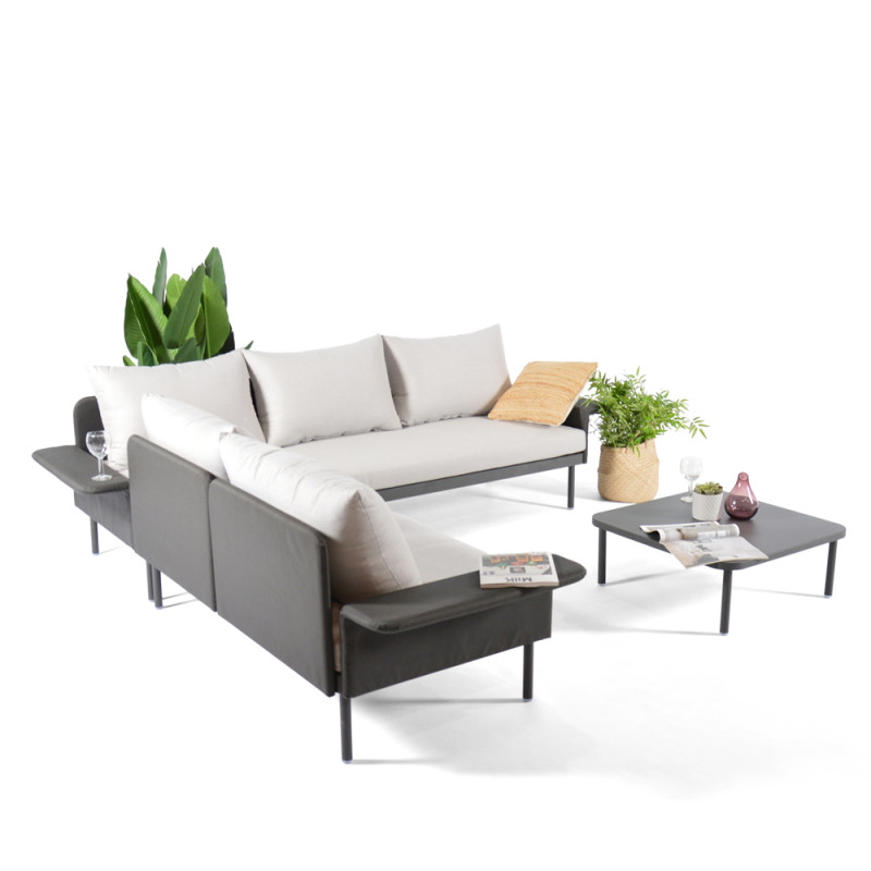 Salon d'angle de jardin avec table basse