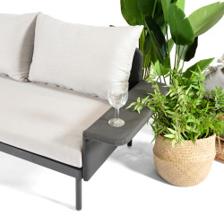 Salon d'angle de jardin avec table basse