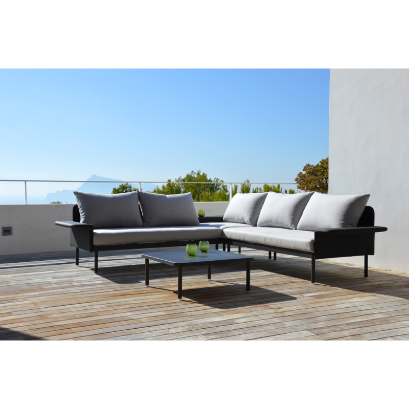 Salon d'angle de jardin avec table basse