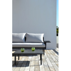 Salon d'angle de jardin avec table basse