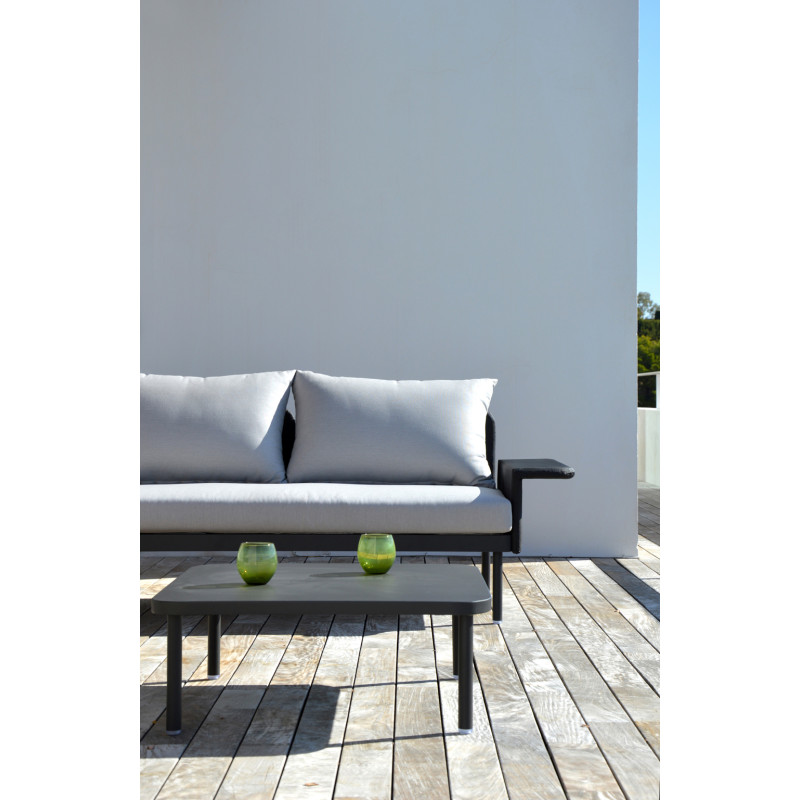 Salon d'angle de jardin avec table basse