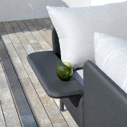 Salon d'angle de jardin avec table basse