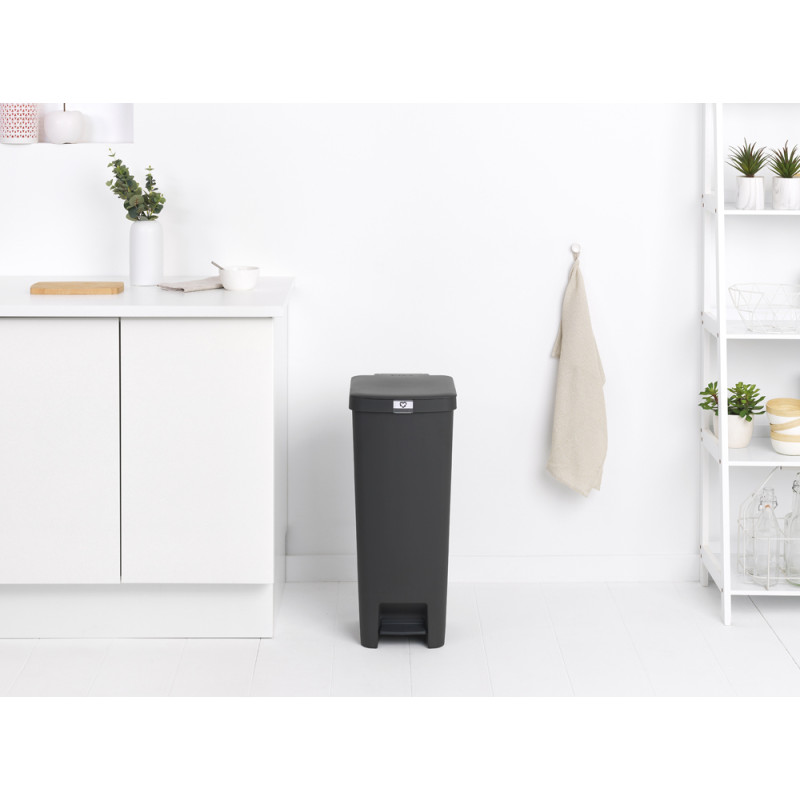 Poubelle à pédale StepUp gris foncé 40 L BRABANTIA Poubelle à pédale StepUp gris foncé 40 L BRABANTIA