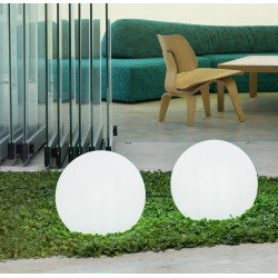 Boule LED Buly Ø 40cm – Éclairage Extérieur | NEWGARDEN
 Boule LED Buly Ø 40cm – Éclairage Extérieur | NEWGARDEN