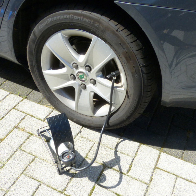Pompe à pied simple cylindre CARPOINT – Gonflage rapide
 Pompe à pied simple cylindre CARPOINT – Gonflage rapide