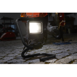 Projecteur LED Chantier S-Stand 1700lm – Éclairage Puissant | LEDVANCE Projecteur LED Chantier S-Stand 1700lm – Éclairage Puissant | LEDVANCE