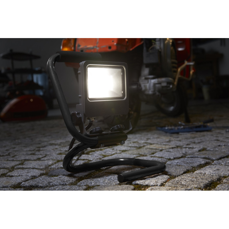 Projecteur LED Chantier S-Stand 1700lm – Éclairage Puissant | LEDVANCE Projecteur LED Chantier S-Stand 1700lm – Éclairage Puissant | LEDVANCE