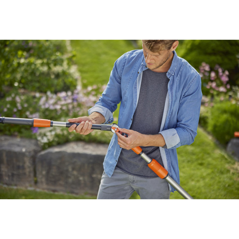 Manche-rallonge articulé à passage d'eau GARDENA