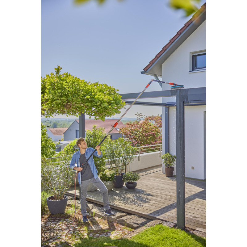 Manche-rallonge articulé à passage d'eau GARDENA