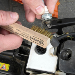 Brosse à bougie laiton CONNEX – Nettoyage efficace Brosse à bougie laiton CONNEX – Nettoyage efficace