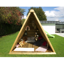 Portique en bois avec grand tipi