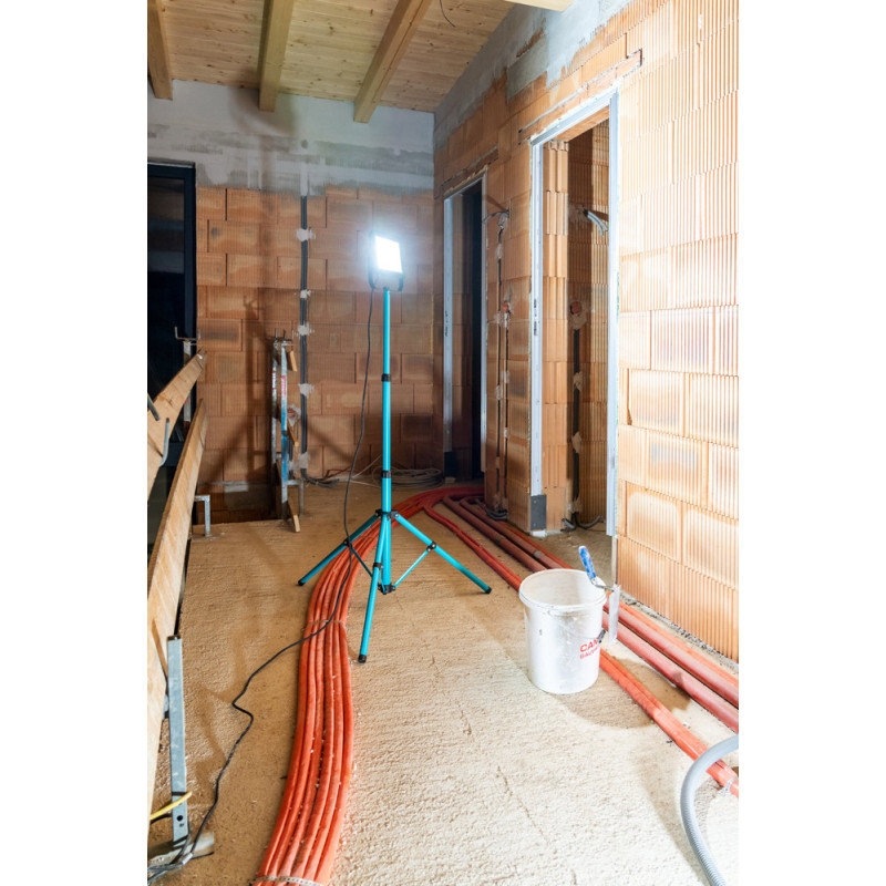 Projecteur LED Avelar 11200 lm – Éclairage puissant chantier | EGLO