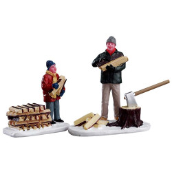 Figurine préparation du bois pour la cheminée LEMAX