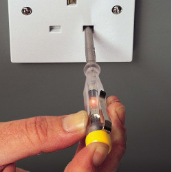 Tournevis testeur basse tension 220-250V STANLEY – Sécurité électrique | STANLEY