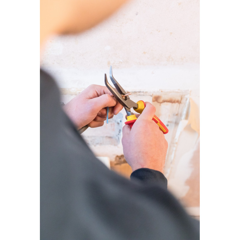 Pince à bec long coudée VDE 200 mm – Précision | STANLEY Pince à bec long coudée VDE 200 mm – Précision | STANLEY