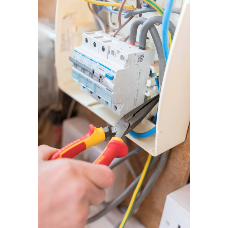 Pince plate à bec long VDE 210 mm STANLEY – Précision | STANLEY