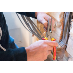 Pince plate à bec long VDE 210 mm STANLEY – Précision | STANLEY