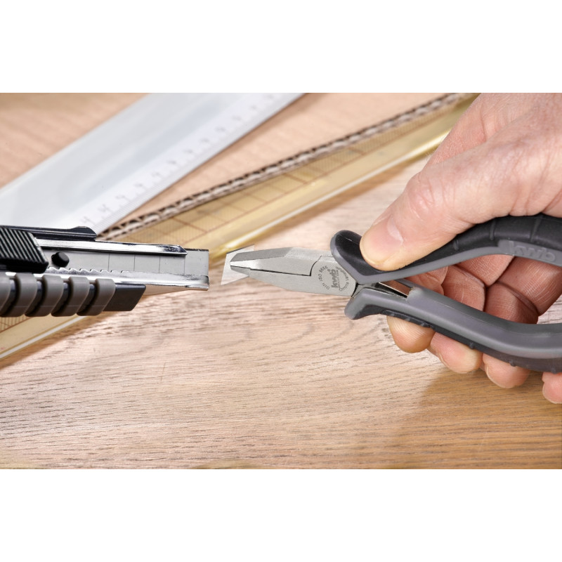 Pince électronique à bec plat – Précision et Maniabilité | KWB Pince électronique à bec plat – Précision et Maniabilité | KWB