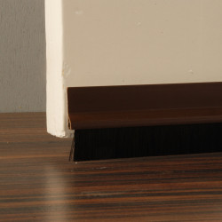Bas de porte adhésif brun 100cm – Calfeutrage efficace | CONFORTEX Bas de porte adhésif brun 100cm – Calfeutrage efficace | CONFORTEX